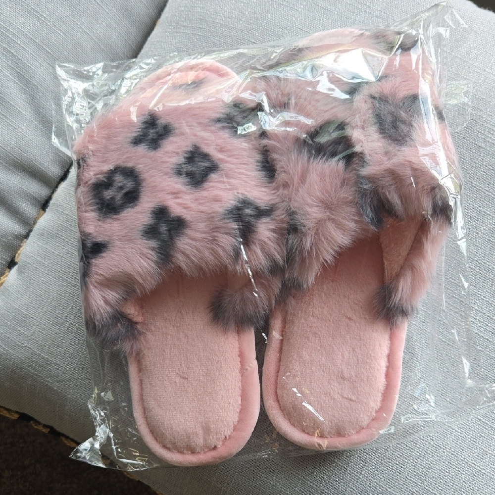 Women Pink Fuzzy Printed Slippers 🌺    NEW   🌺 - Picture 7 of 7